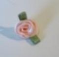 Klik her for at se flere billeder og f� mere information om varen:&nbsp; Silkebåndsroser Lys Rosa  1x2cm - 6stk. i ps.