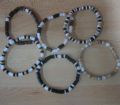 Klik her for at se flere billeder og f� mere information om varen:&nbsp; Armbånd/Perler - 6ass. Sort/Gylden/Brun
