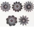 Klik her for at se flere billeder og f� mere information om varen:&nbsp; 2705 Filt Blomster - 5 ass. m.knap 5½cm - Grå