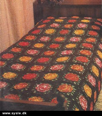 Fe 04-79-24 Mønster: Hæklet sengetræppe m. rund blomst *org*