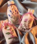 Klik her for at se flere billeder og f� mere information om varen:&nbsp; 57133 Broderi - Duftposer 6x12cm - 3ass. 