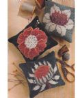 Klik her for at se flere billeder og f� mere information om varen:&nbsp; 52-00 Mønster: Nålepuder m. Blomst 9x10cm