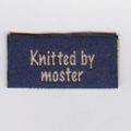 Klik her for at se flere billeder og f� mere information om varen:&nbsp; 1428 Mærke: *Knittet by moster* 2x5cm - 1stk. 