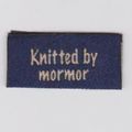 Klik her for at se flere billeder og f� mere information om varen:&nbsp; 1420 Mærke: *Knittet by mormor* 2x5cm - 1stk. 