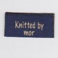 Klik her for at se flere billeder og f� mere information om varen:&nbsp; 1422 Mærke: *Knittet by mor* 2x5cm - 1stk. 