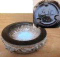 Klik her for at se flere billeder og f mere information om varen:  Brugt: Keramik askebæger fra Glit Island m. Lava - ø:13cm (Lys)