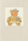 Klik her for at se flere billeder og f mere information om varen:  17-8446 Broderikort på Aida - Bamse m. harmonika - 9x13cm - 1stk.