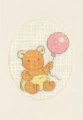 Klik her for at se flere billeder og f mere information om varen:  17-8440 Broderikort på Aida - Bamse m. rosa balloon - 9x13cm - 1stk.