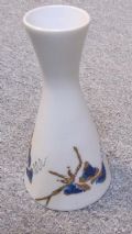 Klik her for at se flere billeder og f mere information om varen:  Brugt: Porcelæn Vase, Håndmalet (Grene) ø:7,5x14,5cm