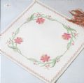 Klik her for at se flere billeder og f mere information om varen:  Ma 1484 Broderipk: 4k Dug - Pink blomst - 65x65cm 