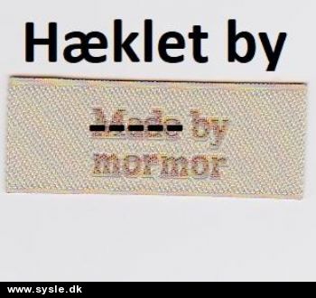 1431 Mærke: *Hæklet by* 2x5cm SE TEKST