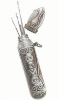 Klik her for at se flere billeder og f� mere information om varen:&nbsp; DMC Nåleetui i metal- 6cm 1stk.